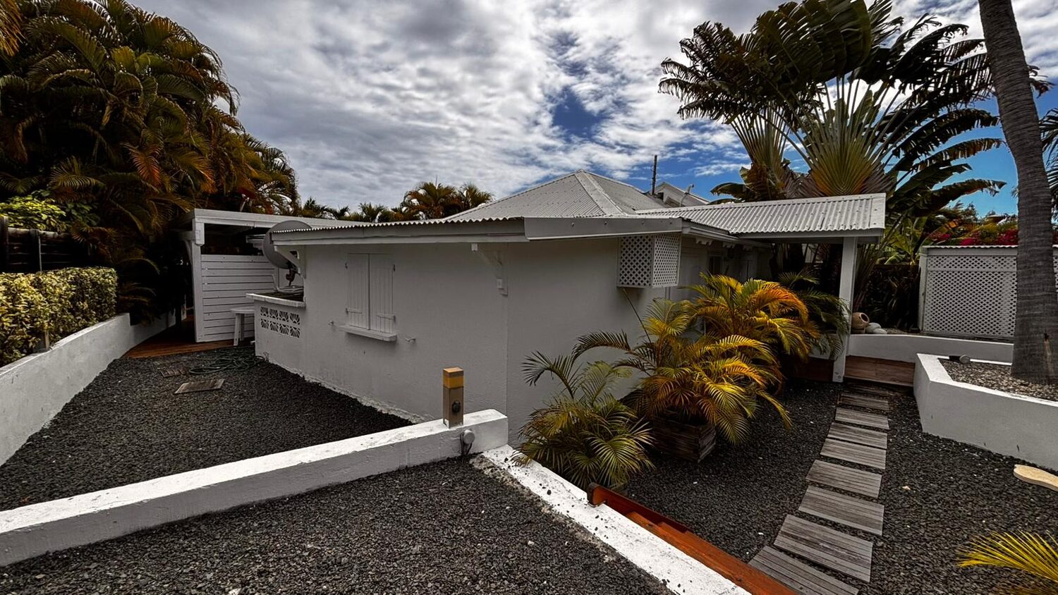 Extérieur de la villa créole Beijaflor à Saint-François