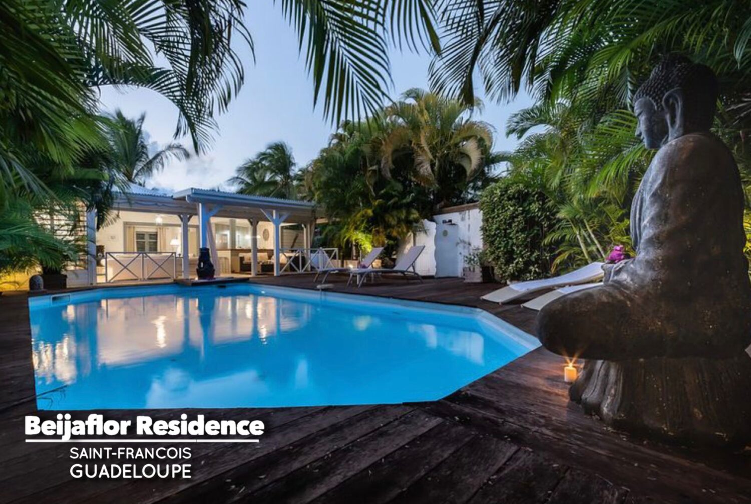 Piscine de la villa Beijaflor illuminée au crépuscule