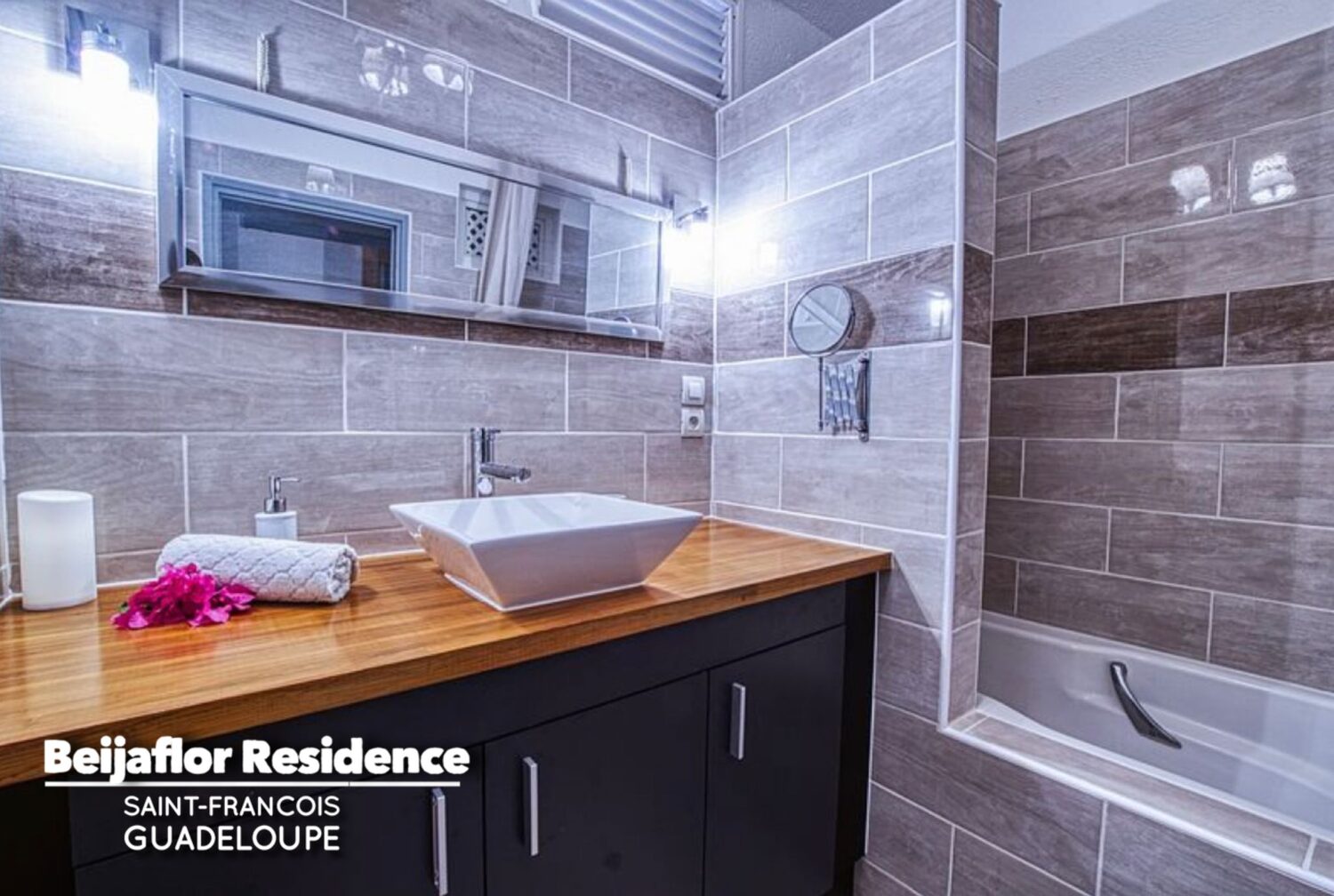 Salle d'eau avec baignoire de la villa Beijaflor