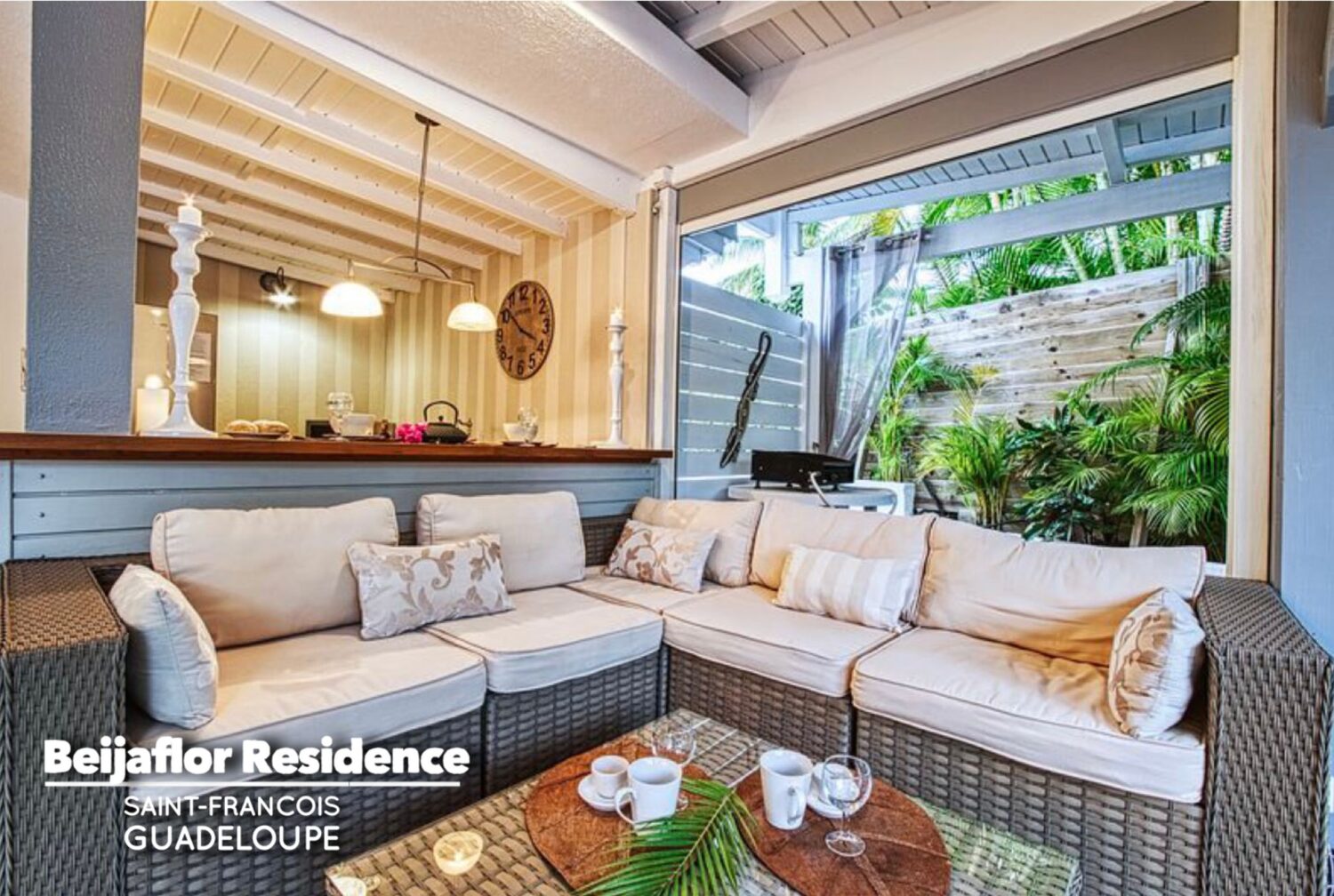 Salon intérieur convivial de la villa Beijaflor