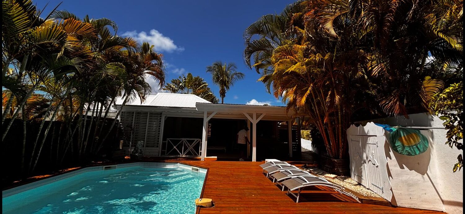 Transats au bord de la piscine privée de la villa Beijaflor