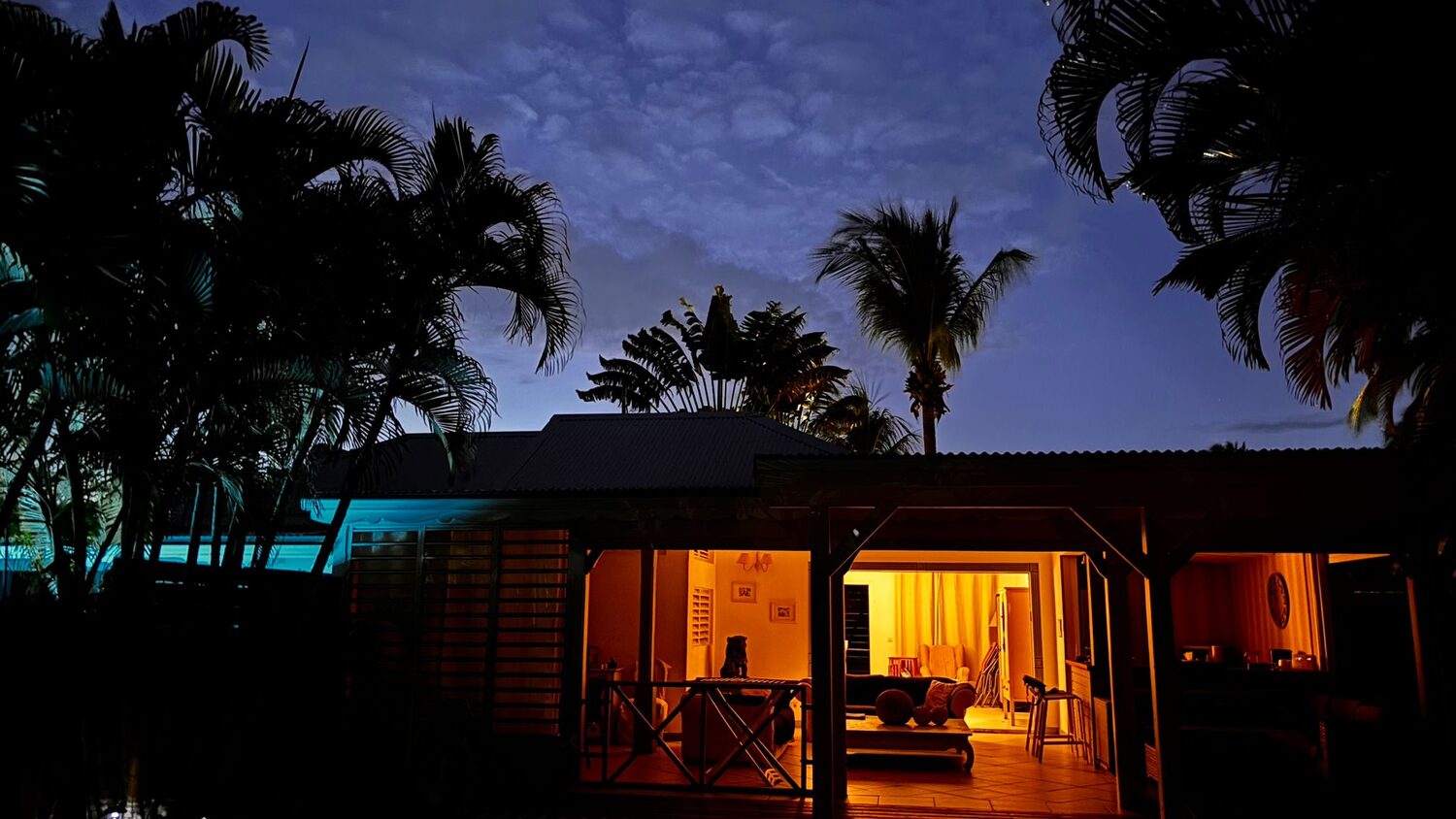 Villa Beijaflor illuminée à la tombée de la nuit